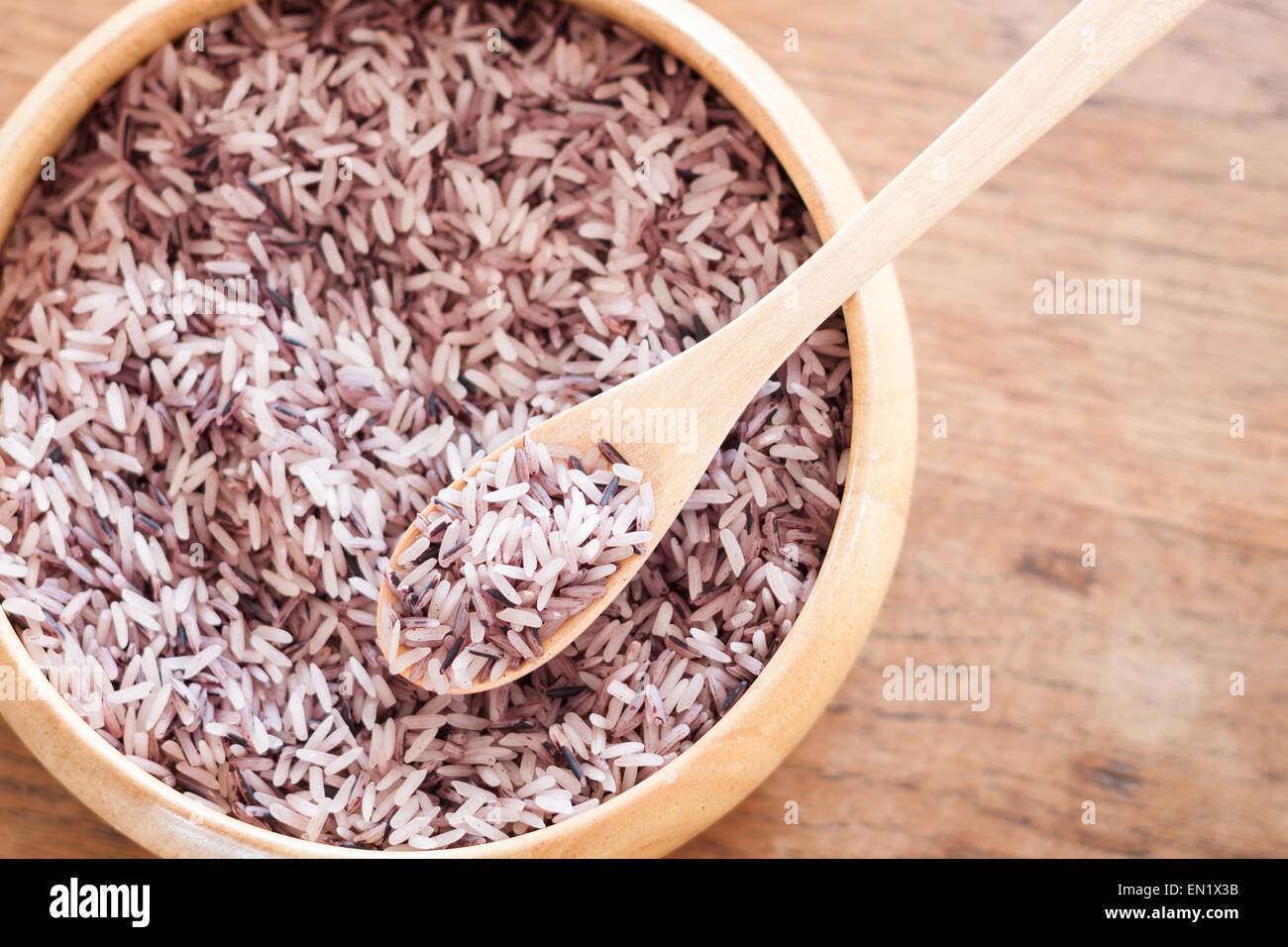 Berry Reis in Holzschale, Fotoarchiv Stockfoto