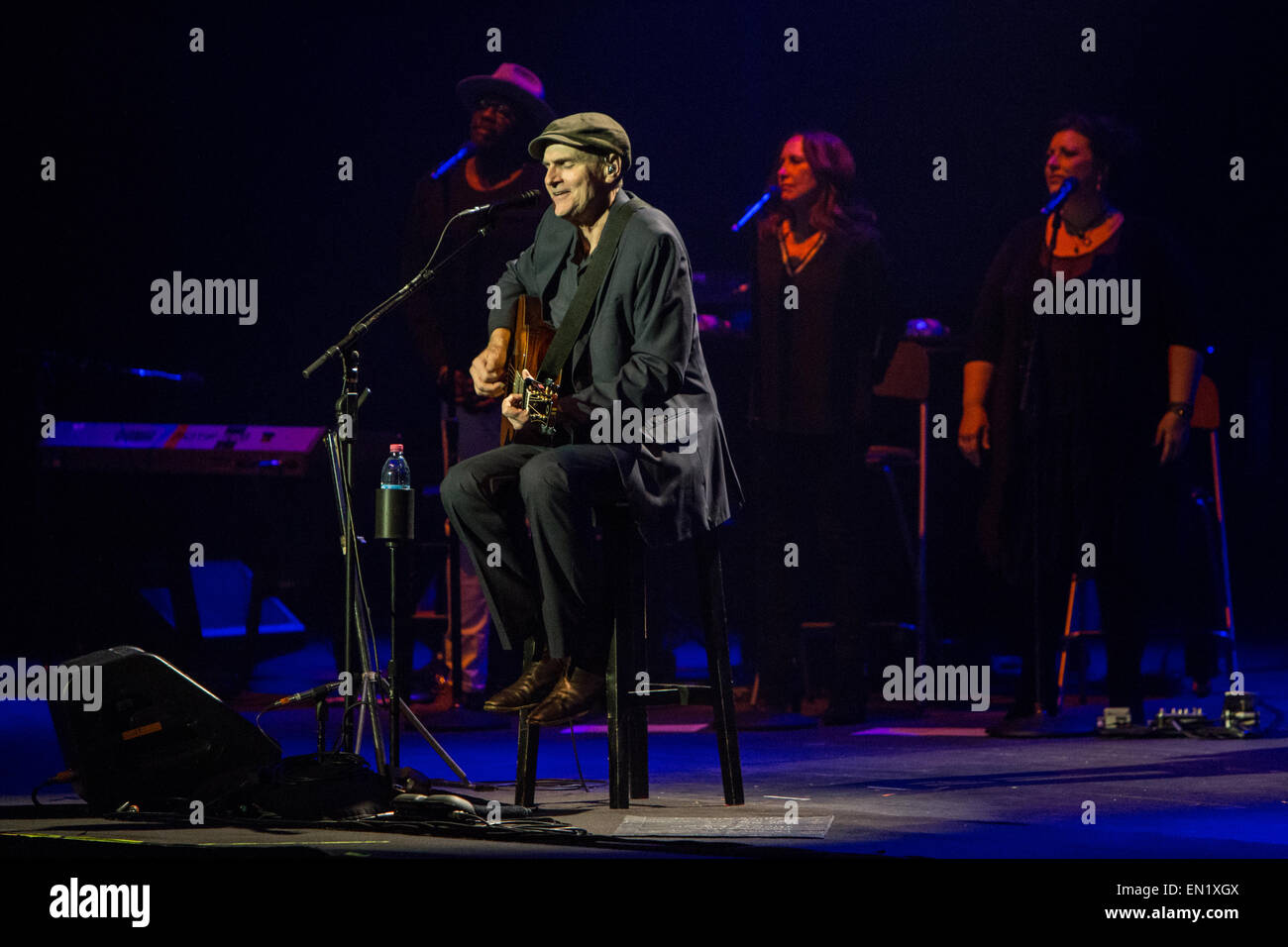 Mailand Italien. 25. April 2015. Der amerikanische Singer/Songwriter JAMES TAYLOR tritt am Teatro Degli Arcimboldi, das neue Album "Vor This World" präsentieren Stockfoto