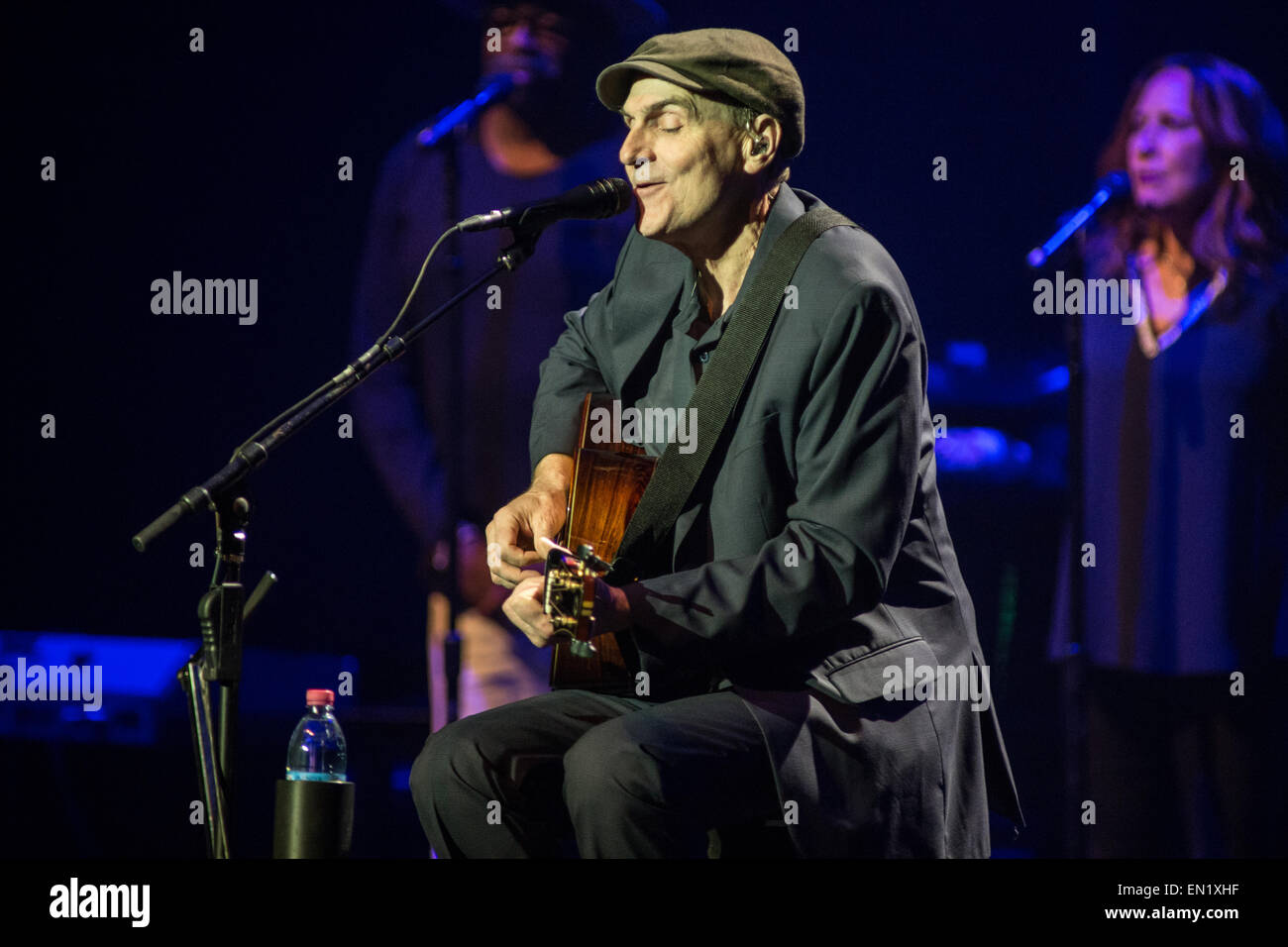 Mailand Italien. 25. April 2015. Der amerikanische Singer/Songwriter JAMES TAYLOR tritt am Teatro Degli Arcimboldi, das neue Album "Vor This World" präsentieren Stockfoto