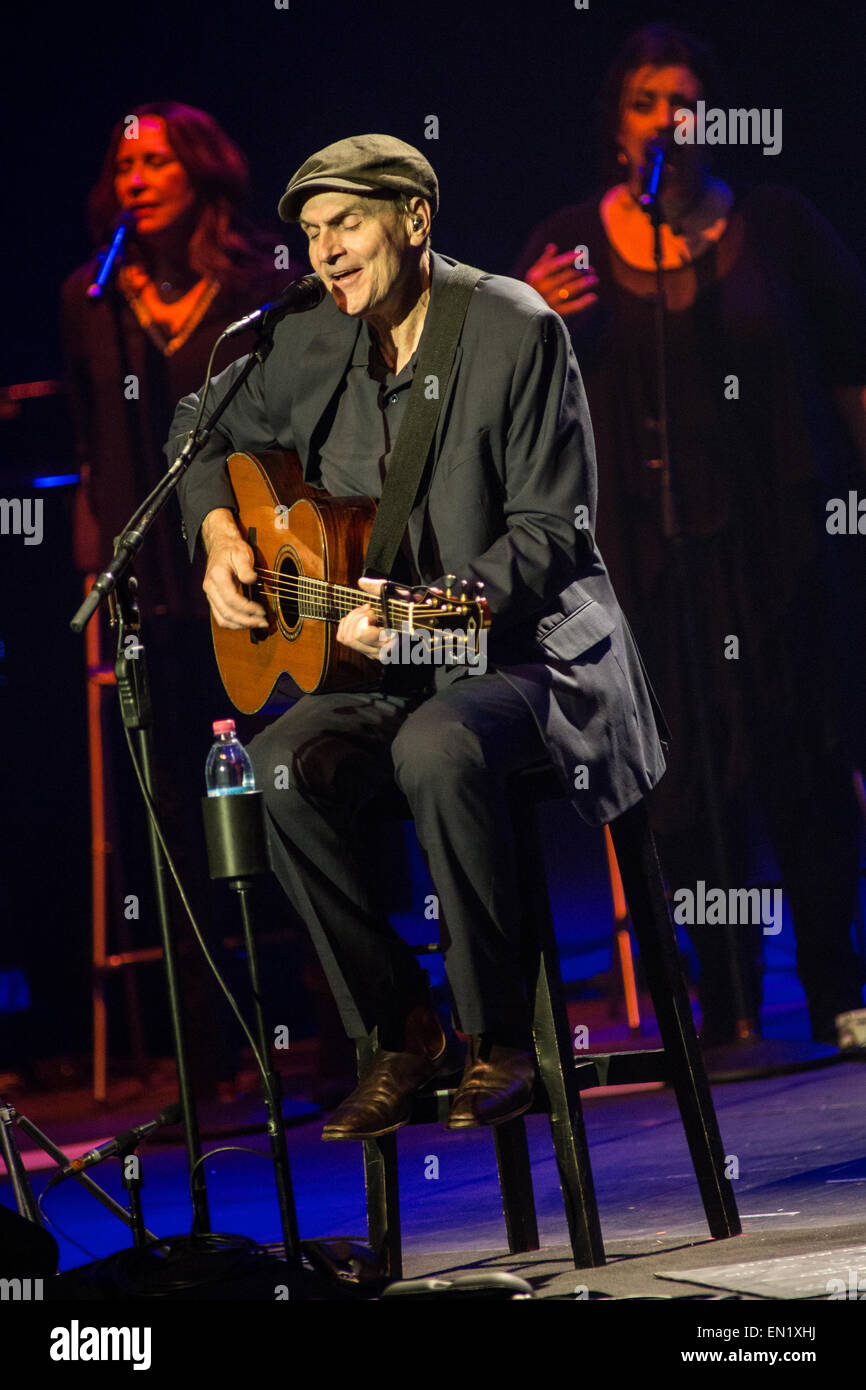 Mailand Italien. 25. April 2015. Der amerikanische Singer/Songwriter JAMES TAYLOR tritt am Teatro Degli Arcimboldi, das neue Album "Vor This World" präsentieren Stockfoto