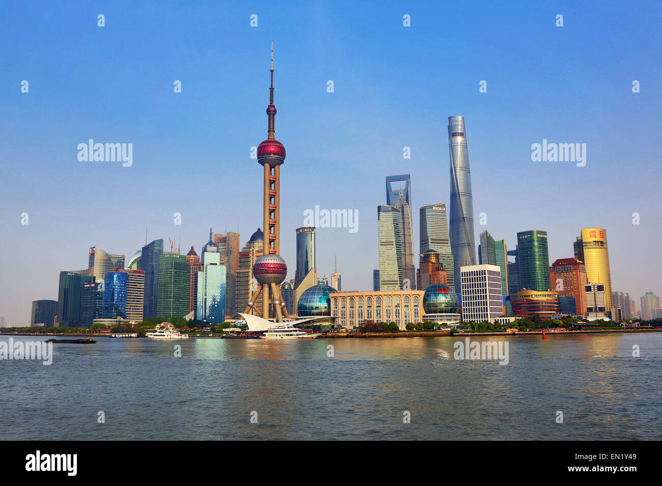 Überblick über die Skyline von Pudong in Shanghai mit dem Oriental Pearl TV Tower, Shanghai, China Stockfoto