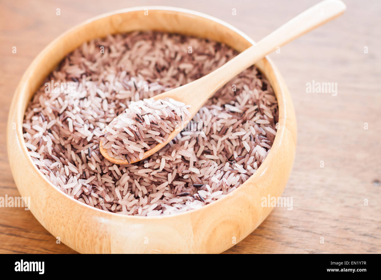 Berry Reis in Holzschale, Fotoarchiv Stockfoto