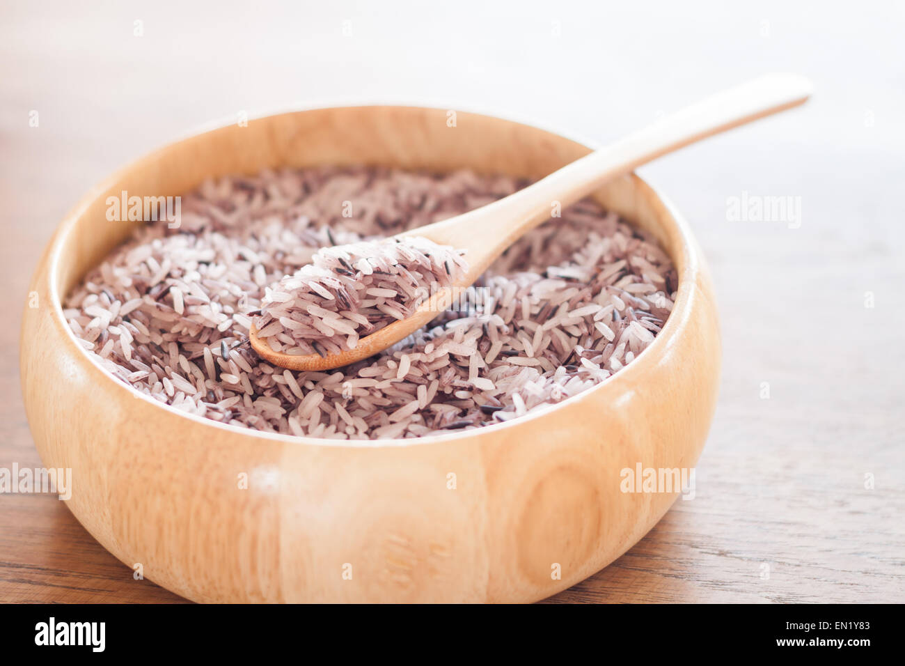 Berry Reis in Holzschale, Fotoarchiv Stockfoto