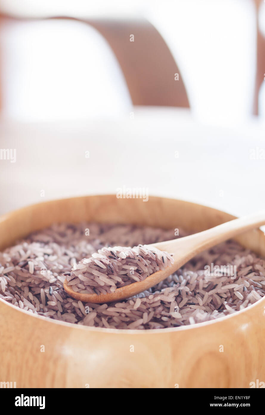 Berry Reis in Holzschale, Fotoarchiv Stockfoto