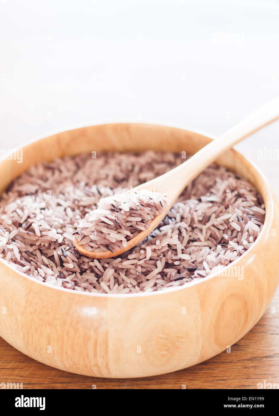 Berry Reis in Holzschale, Fotoarchiv Stockfoto