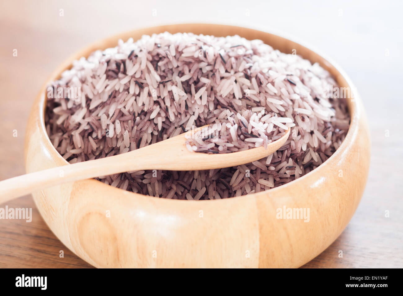 Berry Reis in Holzschale, Fotoarchiv Stockfoto