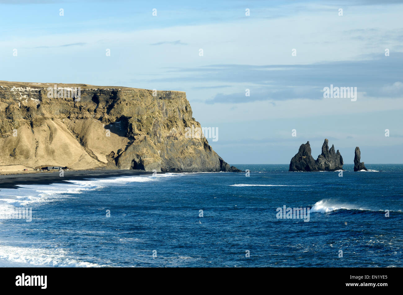 Blick auf Meer-Stacks von Dyrhólaey Stockfoto