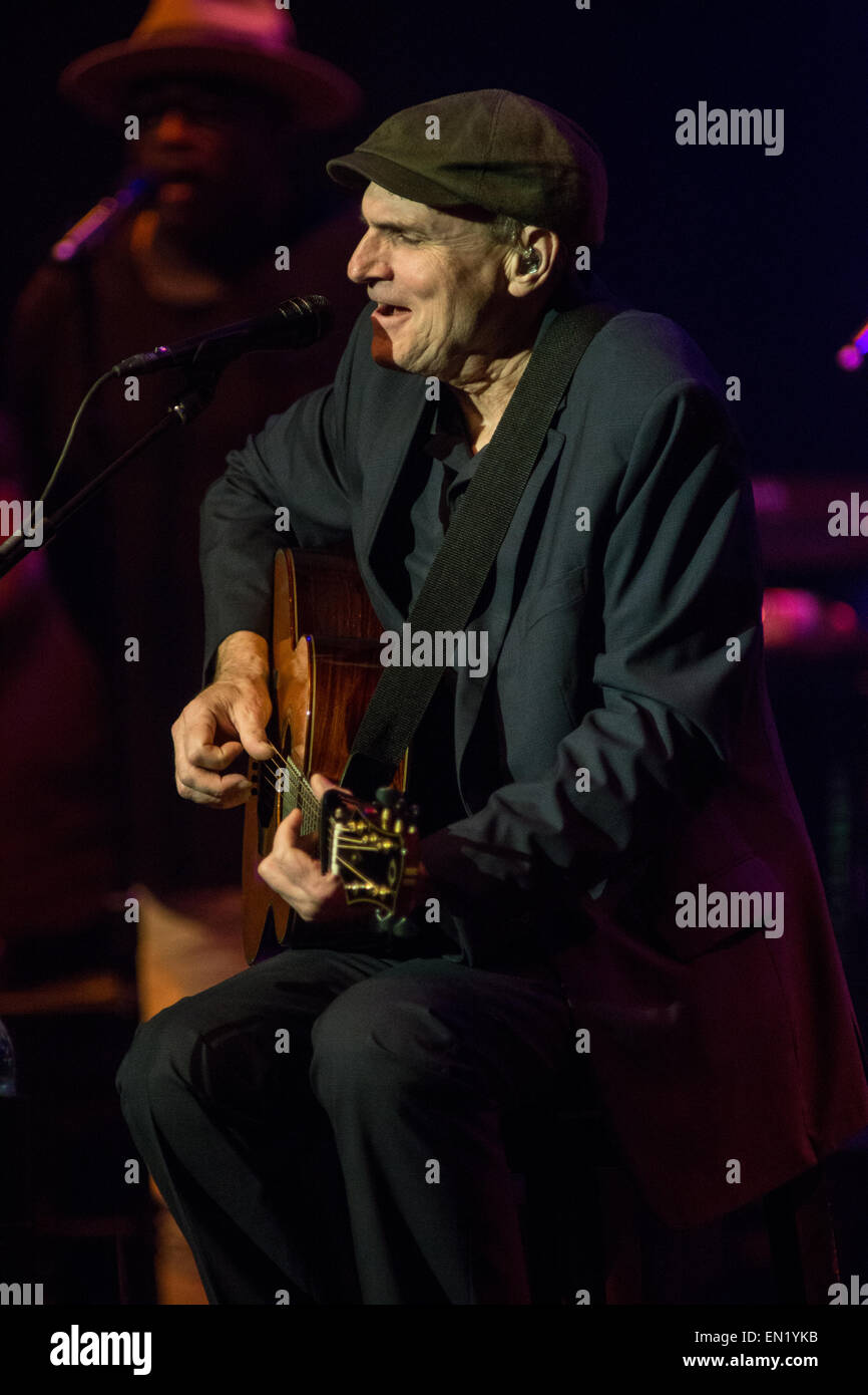 Mailand Italien. 25. April 2015. Der amerikanische Singer/Songwriter JAMES TAYLOR tritt am Teatro Degli Arcimboldi, das neue Album "Vor This World" präsentieren Stockfoto