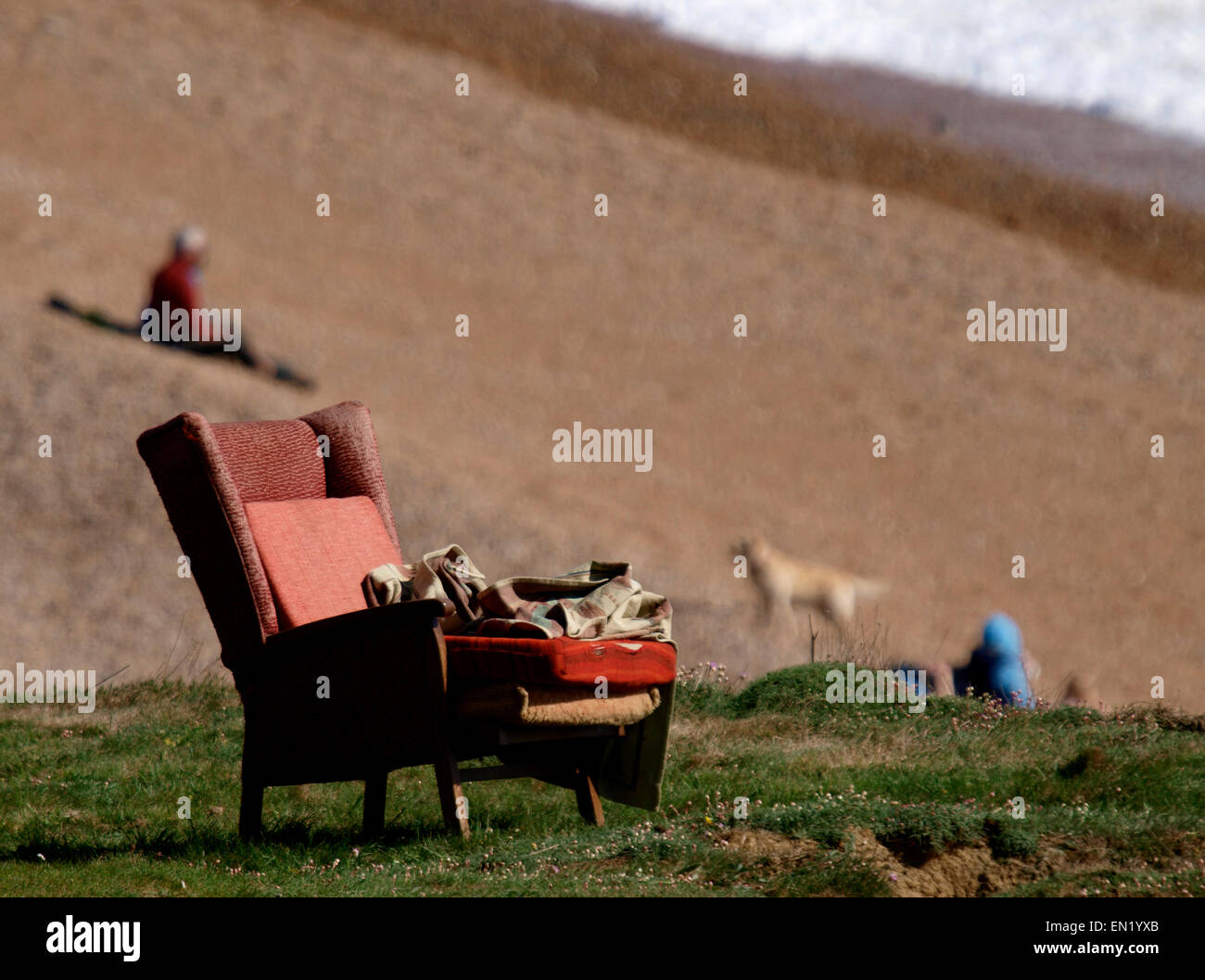 Alten Stuhl auf einer Klippe über dem Strand, Eype, Dorset, Großbritannien Stockfoto Alten Stuhl auf einer Klippe über dem Strand, Eype, Dorset, Großbritannien Stockfoto