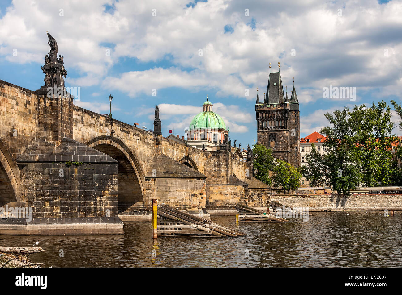 Blick auf die Karlsbrücke über die Moldau in Prag, Tschechische Republik. Stockfoto