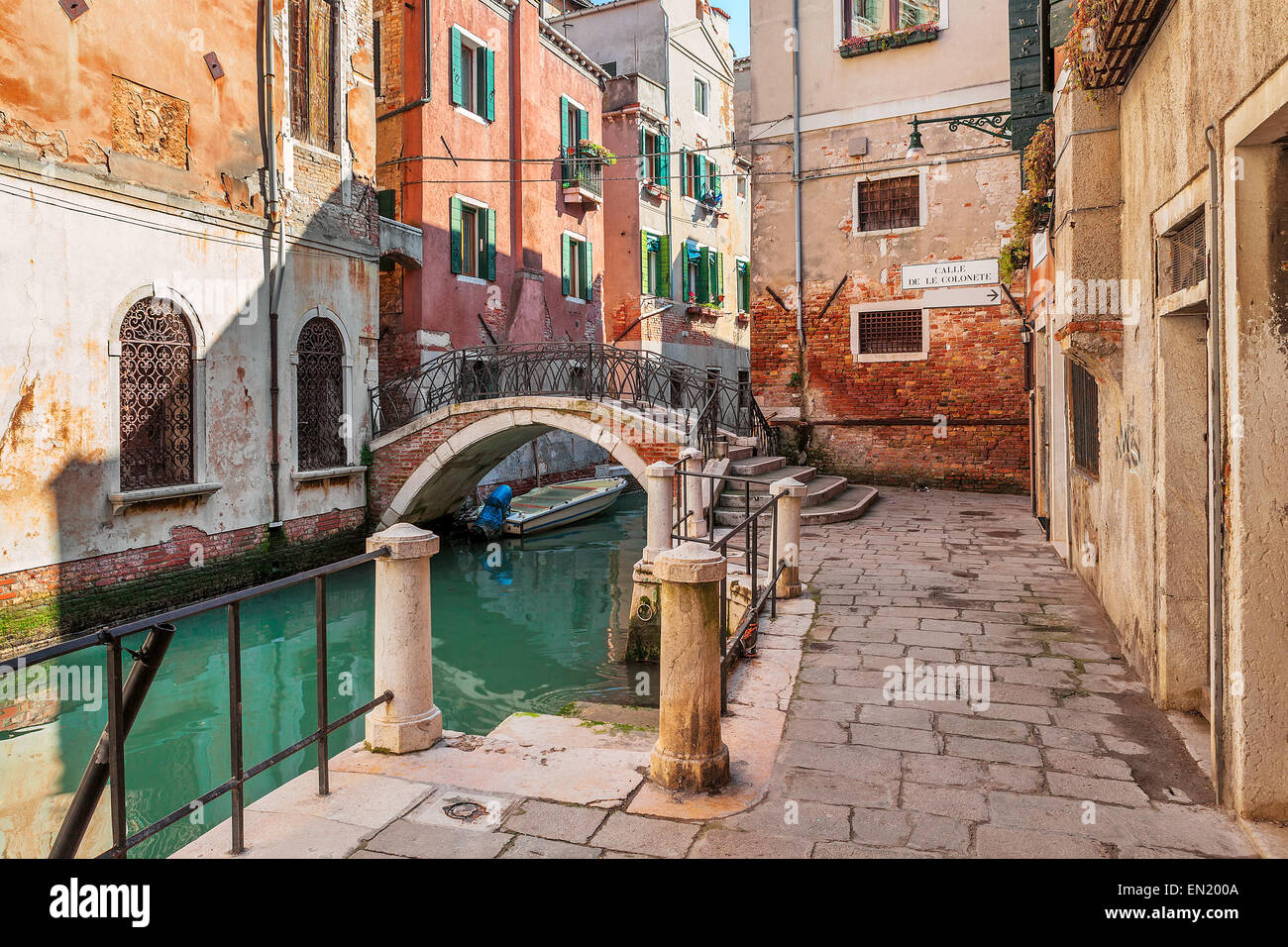 Kleinen Kanal zwischen den alten typischen venezianischen Häusern und kleinen Brücke in Venedig, Italien. Stockfoto