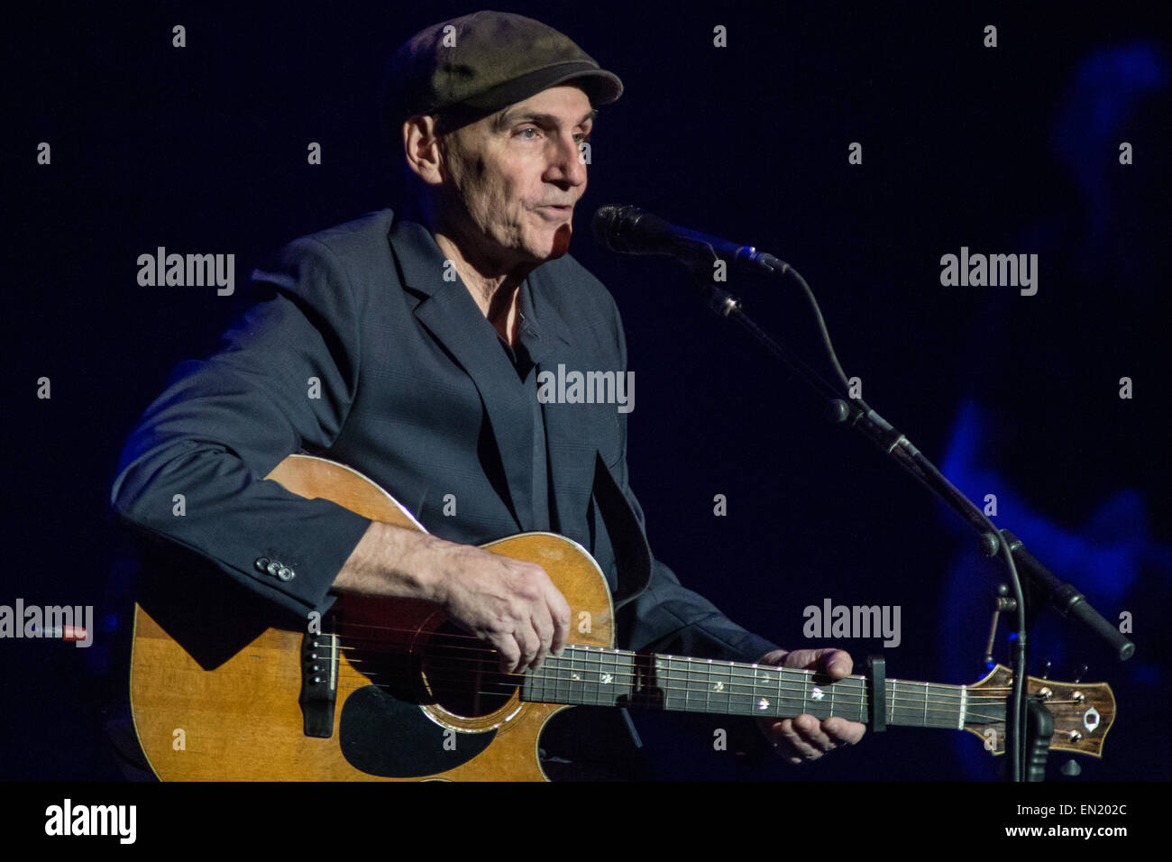 Mailand Italien. 25. April 2015. Der amerikanische Singer/Songwriter JAMES TAYLOR tritt am Teatro Degli Arcimboldi, das neue Album "Vor This World" präsentieren Stockfoto