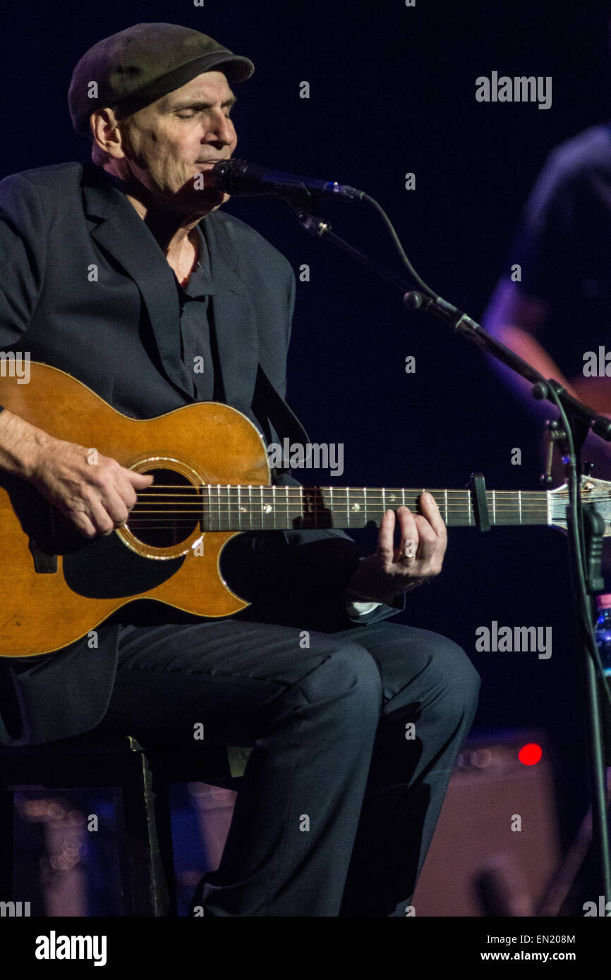 Mailand Italien. 25. April 2015. Der amerikanische Singer/Songwriter JAMES TAYLOR tritt am Teatro Degli Arcimboldi, das neue Album "Vor This World" präsentieren Stockfoto