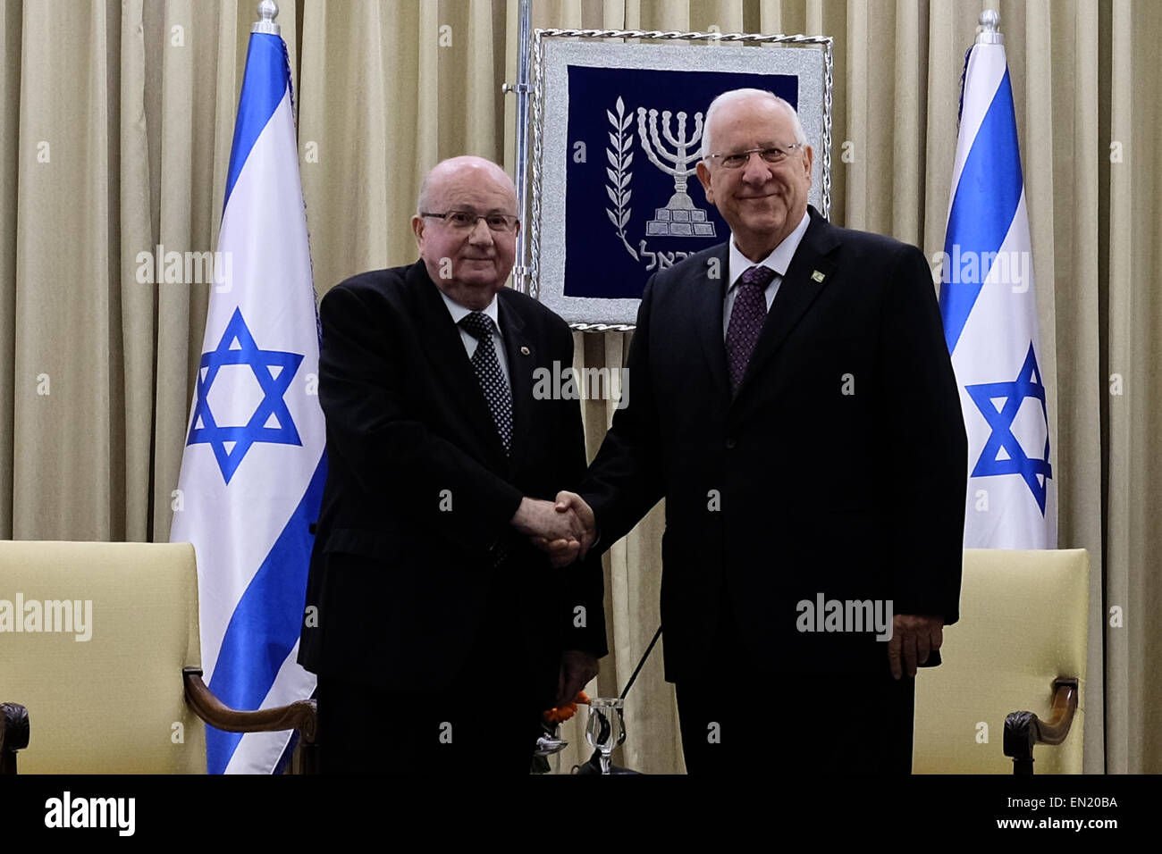 Jerusalem, Israel. 26. April 2015. Präsident des Staates Israel, REUVEN RIVLIN (R), schüttelt Hände und armenischen Konsul in Israel, TSOLAG MOMJIAN (L), bei einem Treffen in der Residenz des Präsidenten begrüßt. Der Präsident veranstaltete den Konsul, armenischer Patriarch in Jerusalem, Manougian und Führer der armenischen Gemeinschaft zur Schaffung eines offiziellen israelischen Gedenktag des Völkermords an den Armeniern, anlässlich der Hundertjahrfeier der Ereignisse diskutieren. Stockfoto