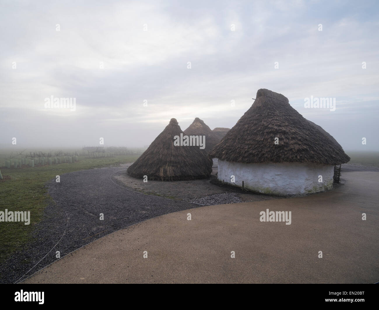 Traditionelle Behausungen (Rekonstruktion) in Stonehenge, Wiltshire, England. UNESCO-Weltkulturerbe. Stockfoto