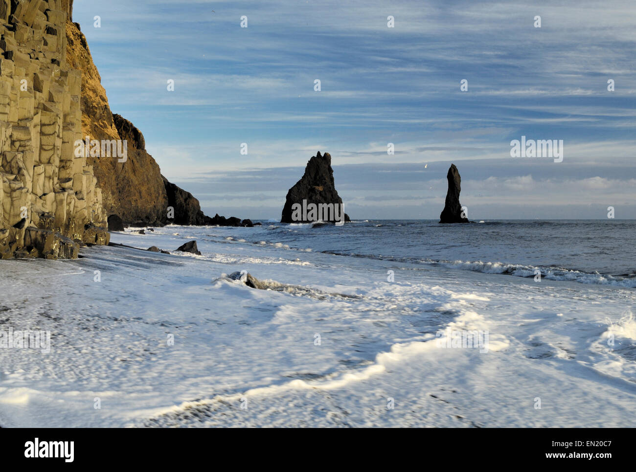 Basaltsäulen auf Reynisfjara schwarz Kiesel Strand und Meer-stacks Stockfoto