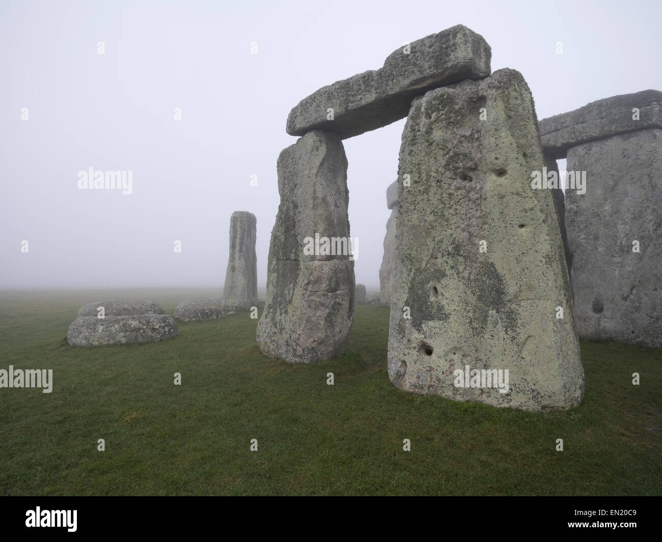 Dämmerung und Nebel in Stonehenge, prähistorische Monument von stehenden Steinen, Wiltshire, England. UNESCO-Weltkulturerbe. Stockfoto