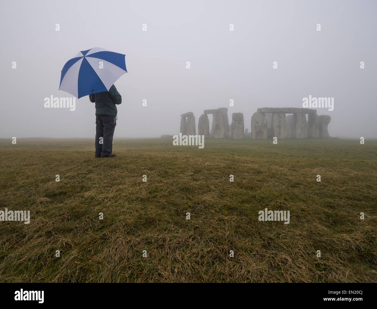 Nebel und Regen in Stonehenge, prähistorische Monument von stehenden Steinen, Wiltshire, England. UNESCO-Weltkulturerbe. Stockfoto