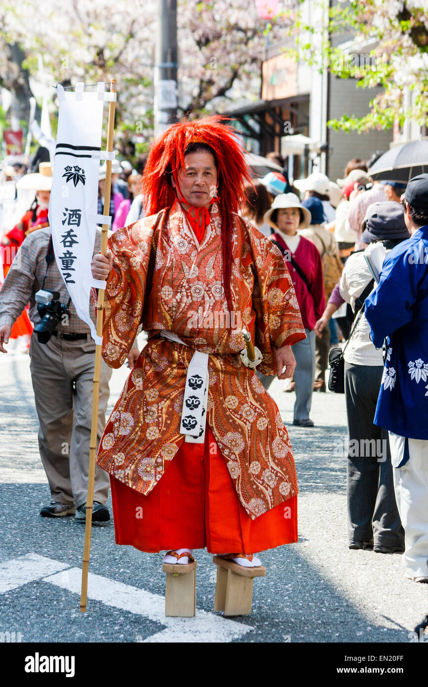 Ein General mit leuchtend roter Perücke, genannt Hagema, typisch für Tousei-Gun in der edo-Periode, zu Fuß in der Frühlings genji Parade in Tada, Japan. Stockfoto