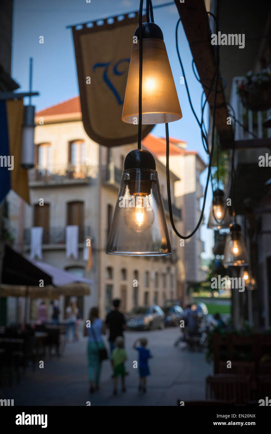 Pontevedra, Spanien. Fokus auf elektrisches Licht auf einer Straße bei Sonnenuntergang Stockfoto