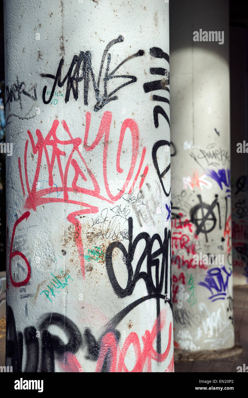 Graffiti auf Pfeiler und Wand Stockfoto