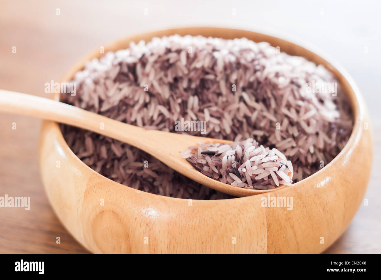 Berry Reis in Holzschale, Fotoarchiv Stockfoto