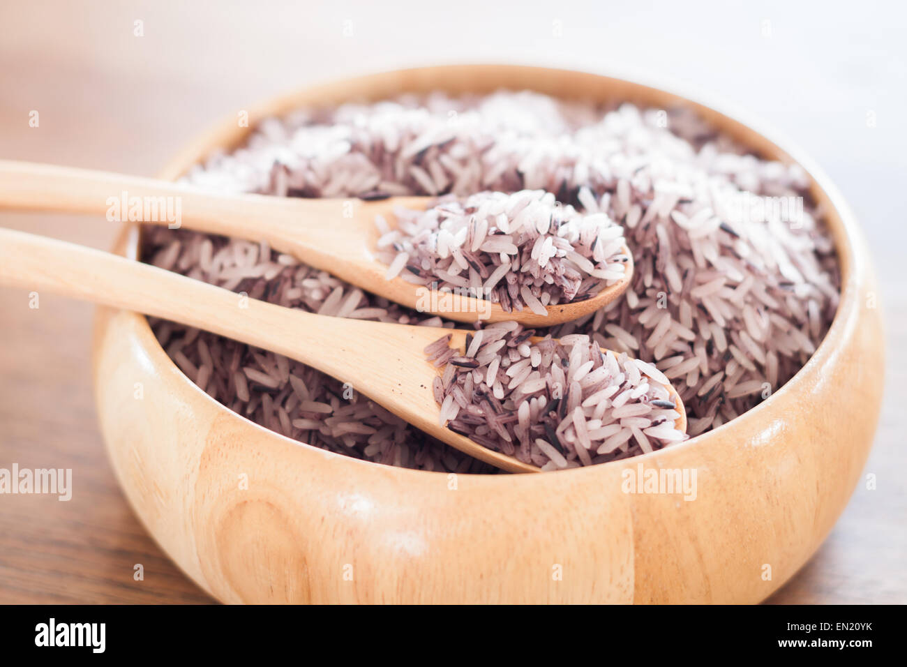 Berry Reis in Holzschale, Fotoarchiv Stockfoto