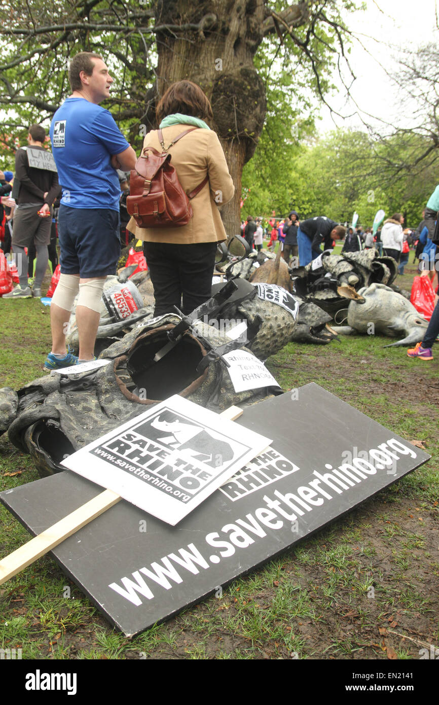 London, UK. 26. April 2015. Speichern Sie die Rhino-Team-Mitglieder im Greenwich Park vor dem Marathon-Start. Hunderte bereiten Sie verpflichten sich, die 26 Meile laufen von der jährlichen London Marathon.The 3 5 th London-Marathon wird gesponsert von Virgin Money und hält den Guinness-Weltrekord als die größte jährliche Fundraising-Veranstaltung der Welt. Streckenrekorde sind 02:04:29 (2014) Wilson Kipsang und für die Frau: 02:15:25 (2003) Paula Radcliffe. Foto: David Mbiyu Credit: David Mbiyu/Alamy Live-Nachrichten Stockfoto