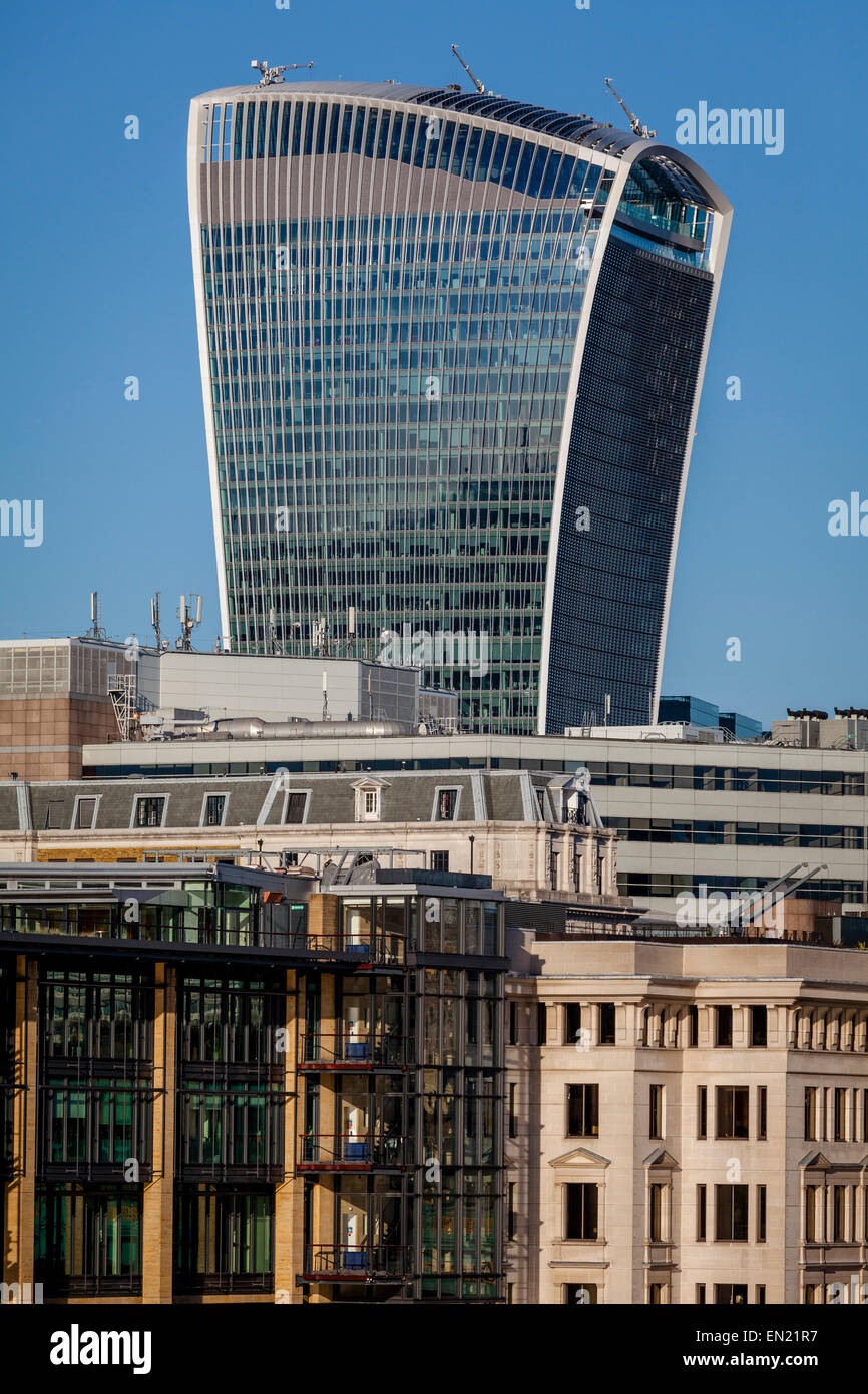 Riverside-Eigenschaft und die Skyline der City of London, London, England Stockfoto