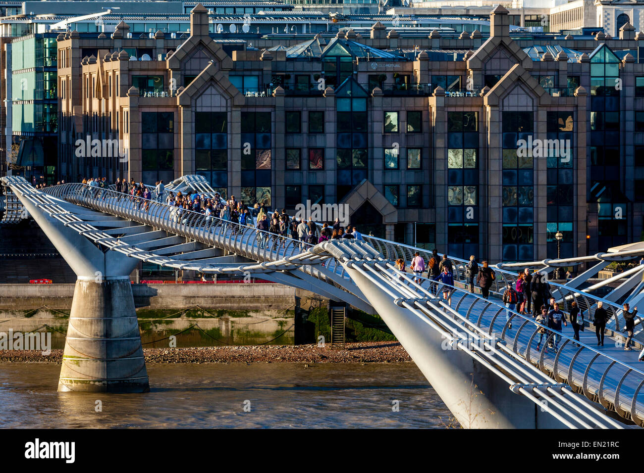 Die Londoner Millennium Fußgängerbrücke und Themse, London, England Stockfoto