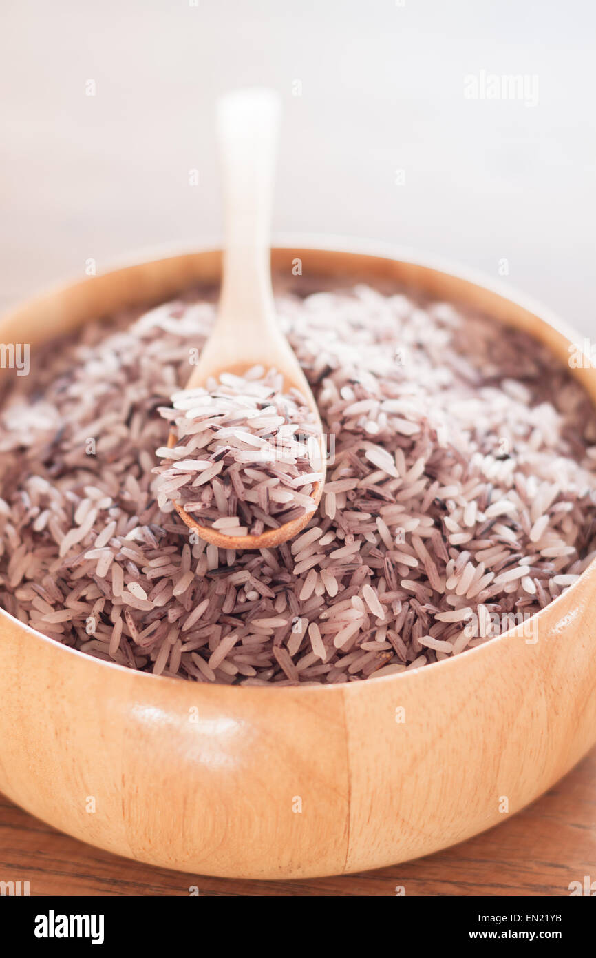 Berry Reis in Holzschale, Fotoarchiv Stockfoto