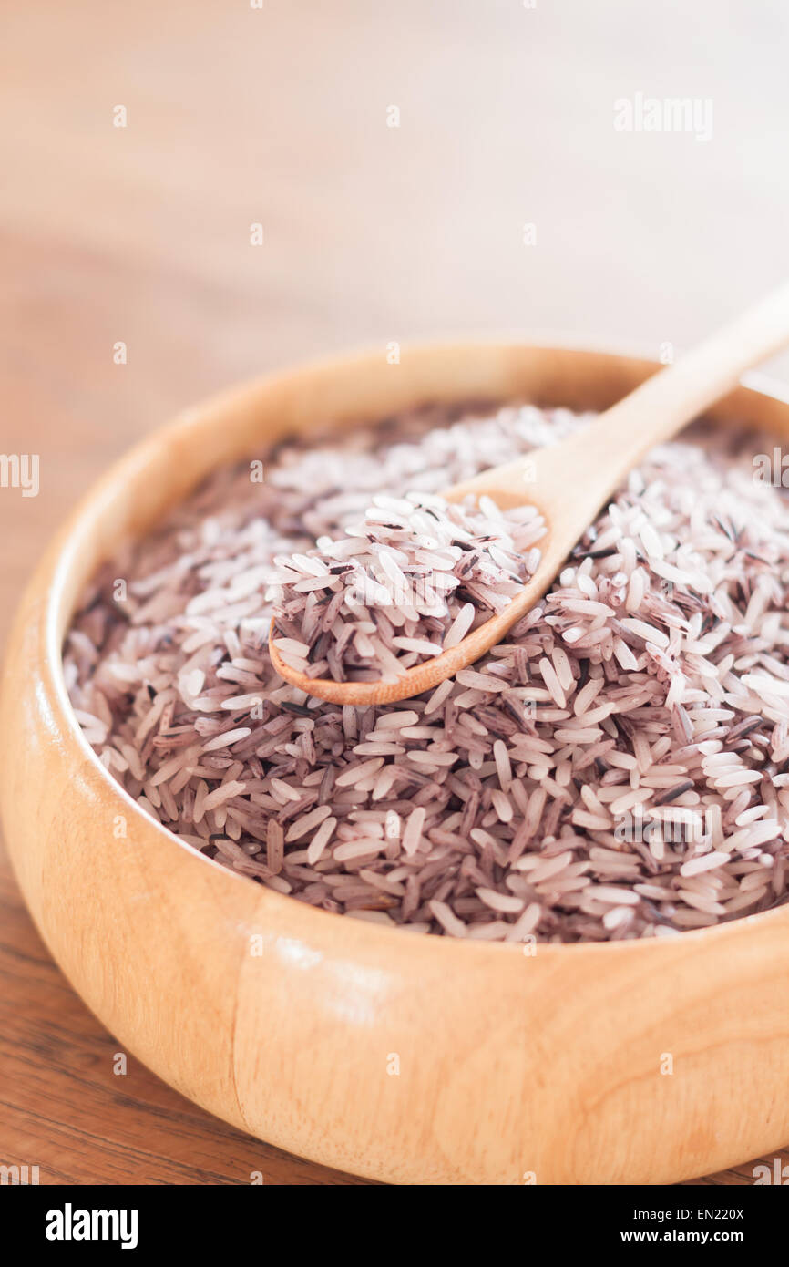 Berry Reis in Holzschale, Fotoarchiv Stockfoto