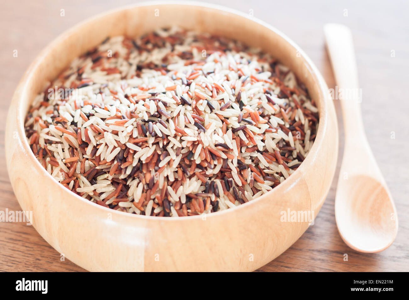 Bio trocken Multi-Korn-Reis in Holzschale, stock Foto Stockfoto