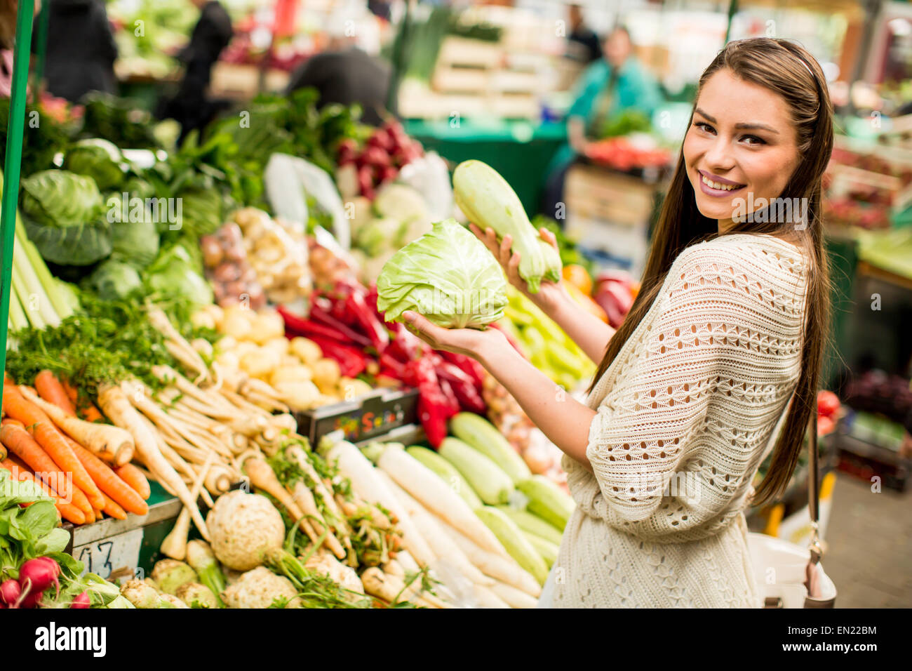 Junge Frau auf dem Markt Stockfoto