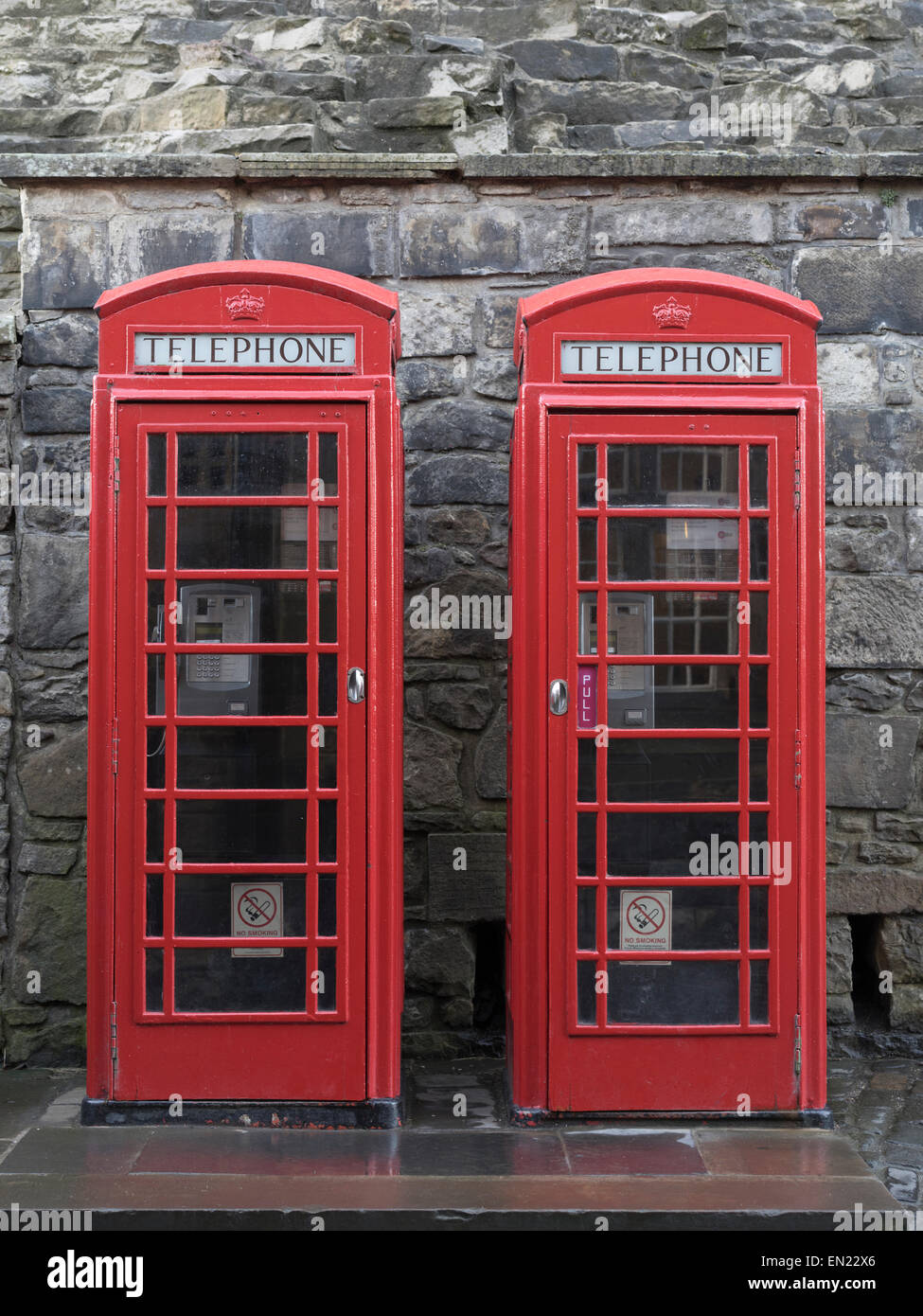 Die rote Telefonzelle, Telefonzelle für ein öffentliches Telefon, entworfen von Sir Giles Gilbert Scott - Edinburgh Castle, Schottland Stockfoto