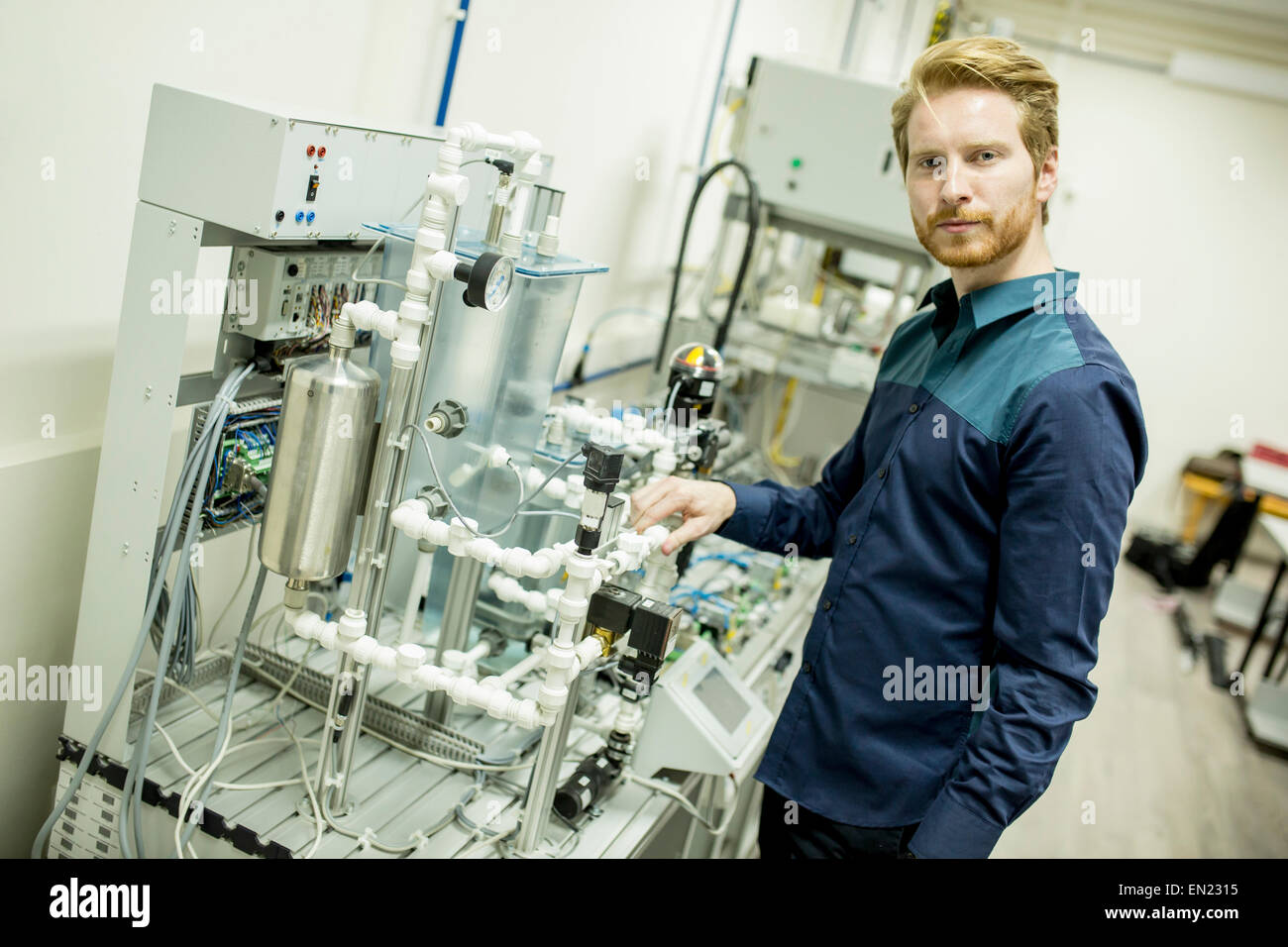 Ingenieur in der Fabrik Stockfoto