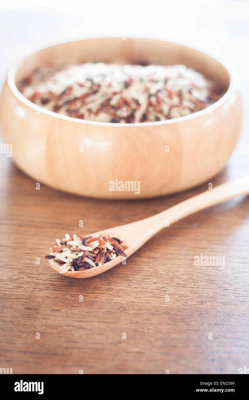 Bio trocken Multi-Korn-Reis in Holzschale, stock Foto Stockfoto