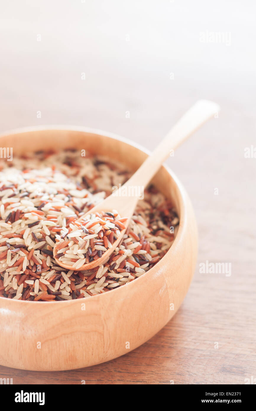 Bio trocken Multi-Korn-Reis in Holzschale, stock Foto Stockfoto