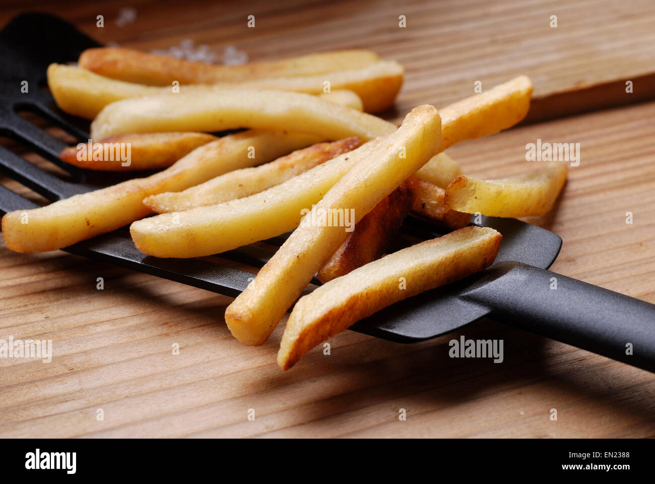Pommes Frites auf Holztisch Stockfoto