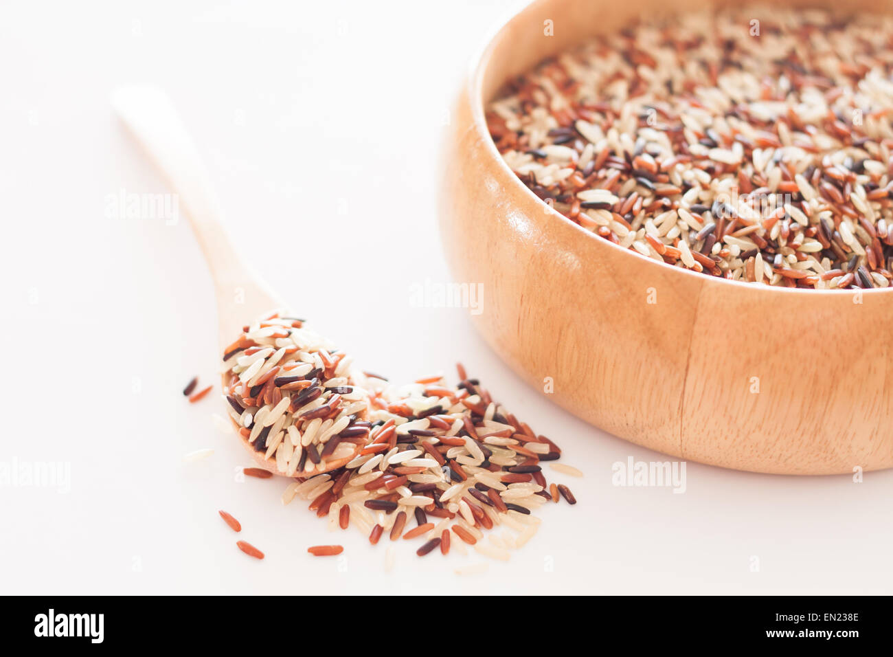 Bio trocken Multi-Korn-Reis in Holzschale, stock Foto Stockfoto