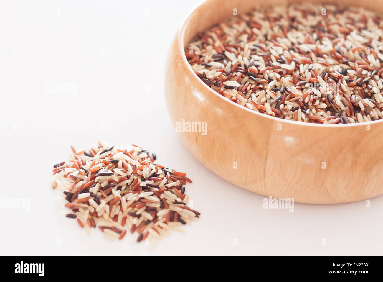 Bio trocken Multi-Korn-Reis in Holzschale, stock Foto Stockfoto