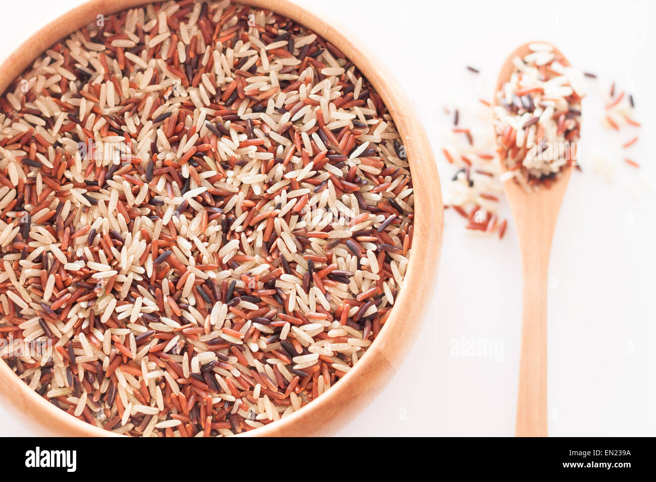 Bio trocken Multi-Korn-Reis in Holzschale, stock Foto Stockfoto