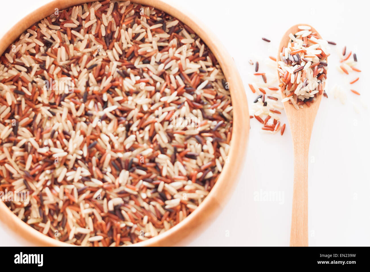 Bio trocken Multi-Korn-Reis in Holzschale, stock Foto Stockfoto