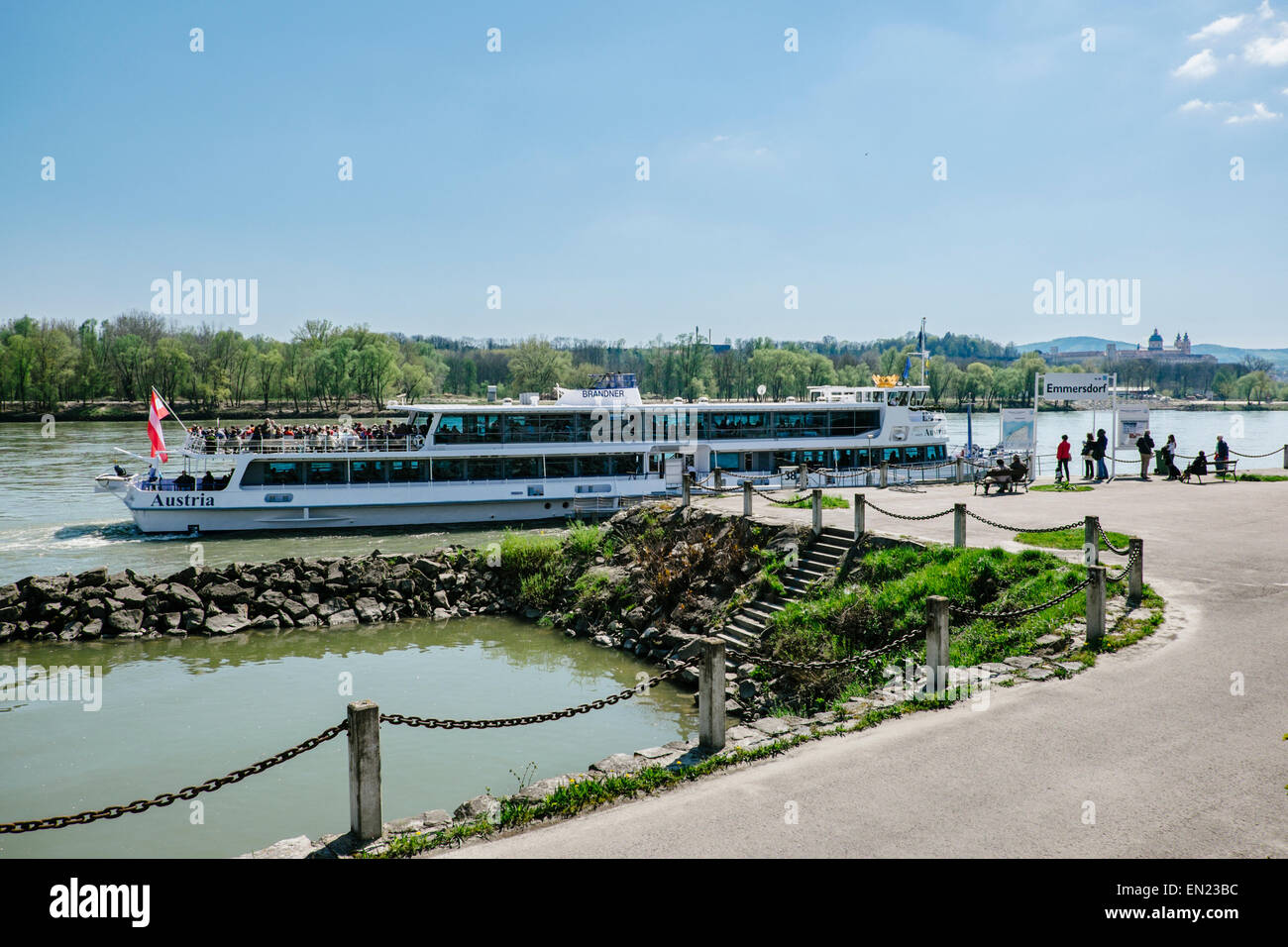 Schiff auf der Donau, Österreich Stockfoto