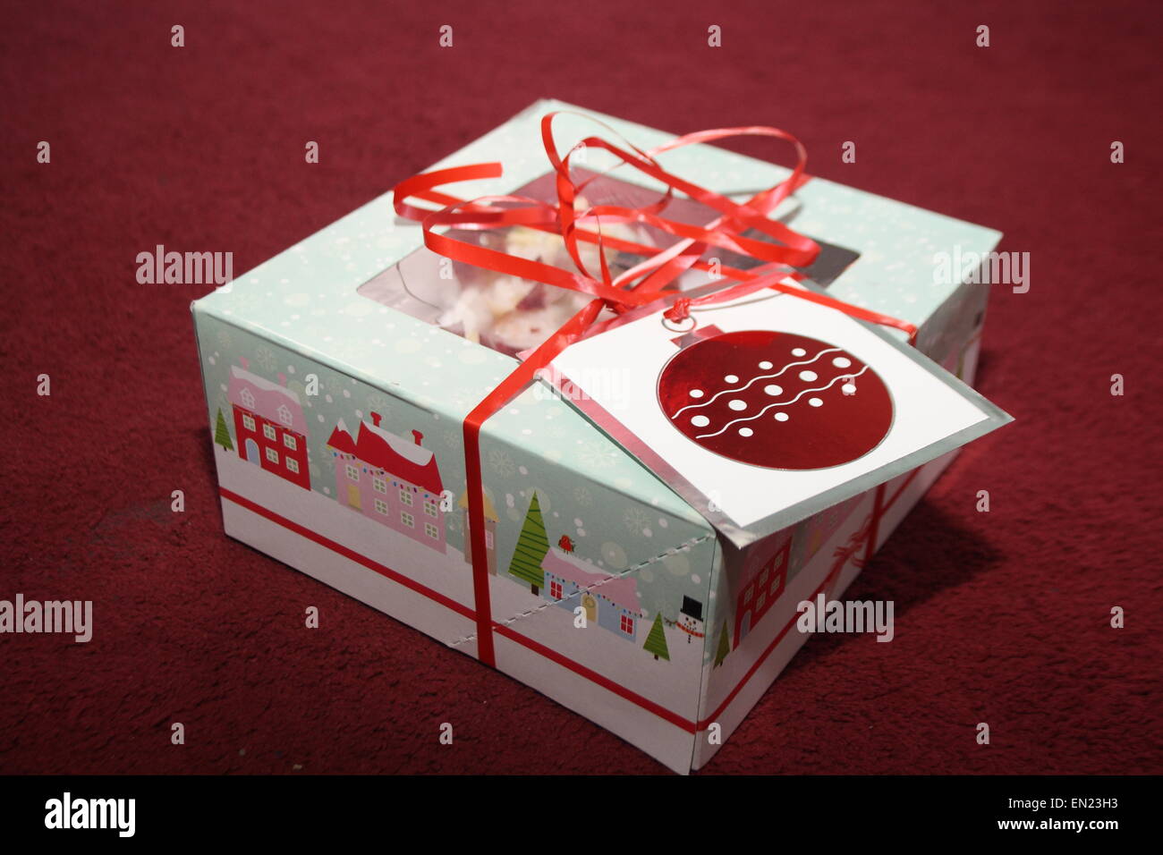 Weihnachts-Muffins gefesselt in einer Box. Stockfoto