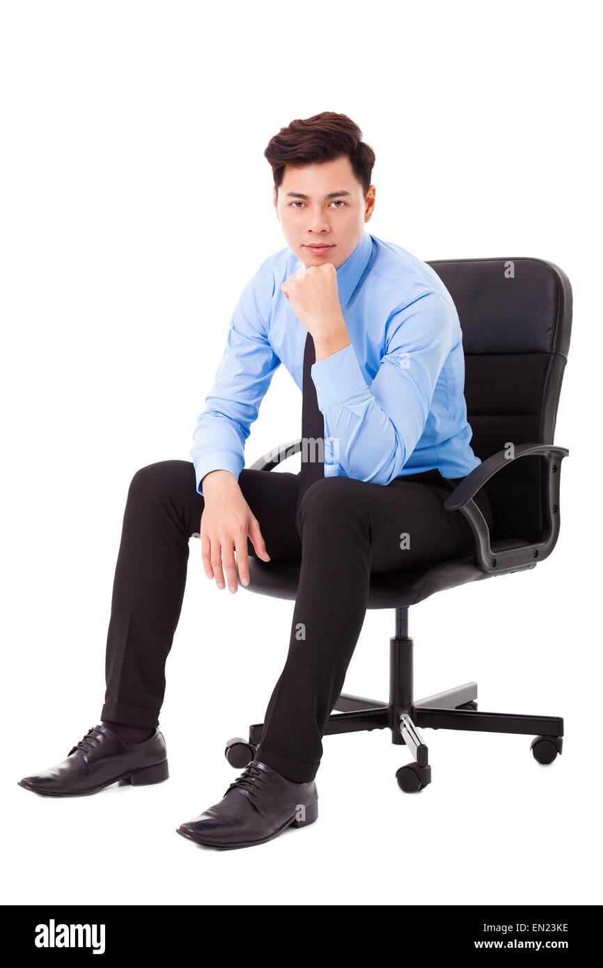 Junger Geschäftsmann in einem Stuhl sitzen und denken Stockfoto