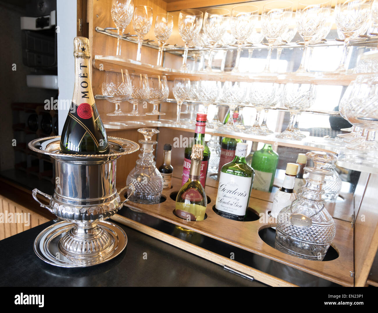 Champagner und Spirituosen an Bord ihrer Majestät Yacht Britannia, ehemalige königliche Yacht von Queen Elizabeth II Edinburgh, Scotland, UK Stockfoto