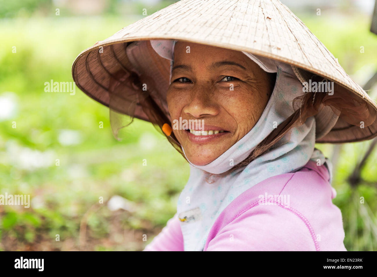 Lokalen vietnamesischen e Frau traditionellen Hut Stockfoto