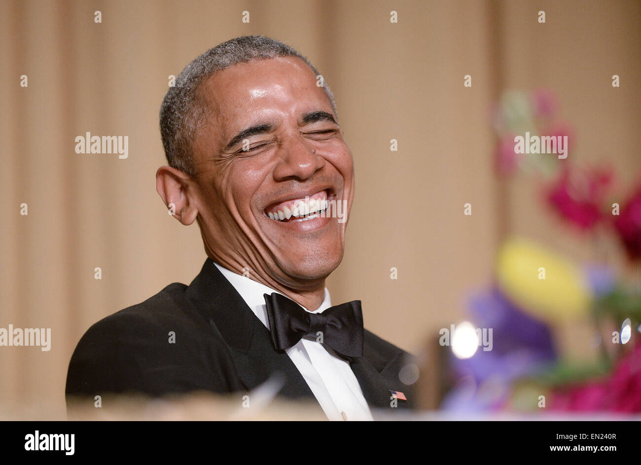 US-Präsident Barack Obama lacht während der jährlichen White House Correspondent Association Gala in Washington Hilton Hotel April 25, 2015 in Washington, DC, das Abendessen ist eine jährliche Veranstaltung, die von Journalisten, Politikern und Prominenten besucht. Bildnachweis: Olivier Douliery/Pool über CNP - kein Draht-Dienst- Stockfoto