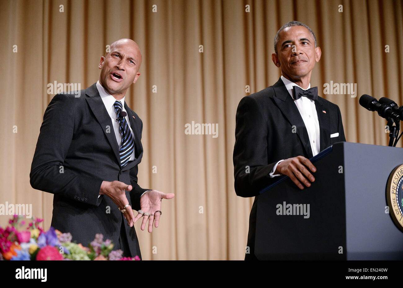 US-Präsident Barack Obama, Recht, nutzt Keegan-Michael Schlüssel vom Key & Peele, die Teil der "Luther, Präsident Obama Zorn Übersetzer" während der jährlichen White House Correspondent Association Gala am Washington Hilton Hotel April 25, 2015 in Washington, DC das Abendessen spielen eine jährliche Veranstaltung mit Journalisten, Politiker und Prominente ist Schauspieler. Bildnachweis: Olivier Douliery/Pool über CNP - kein Draht-Dienst- Stockfoto